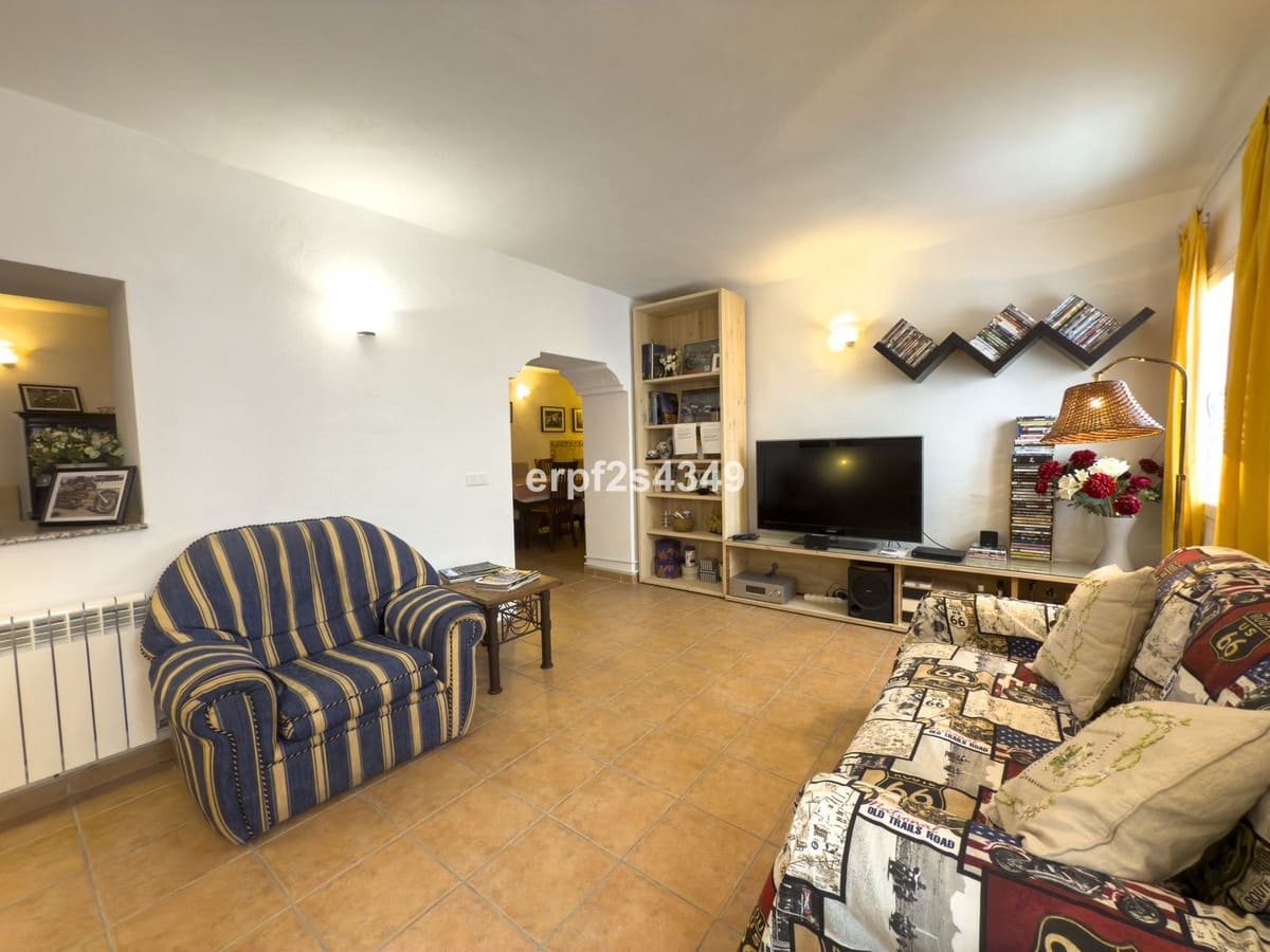 Casa de 6 habitaciones en Tolox en venta - 275.000 € (Ref: 8912150)