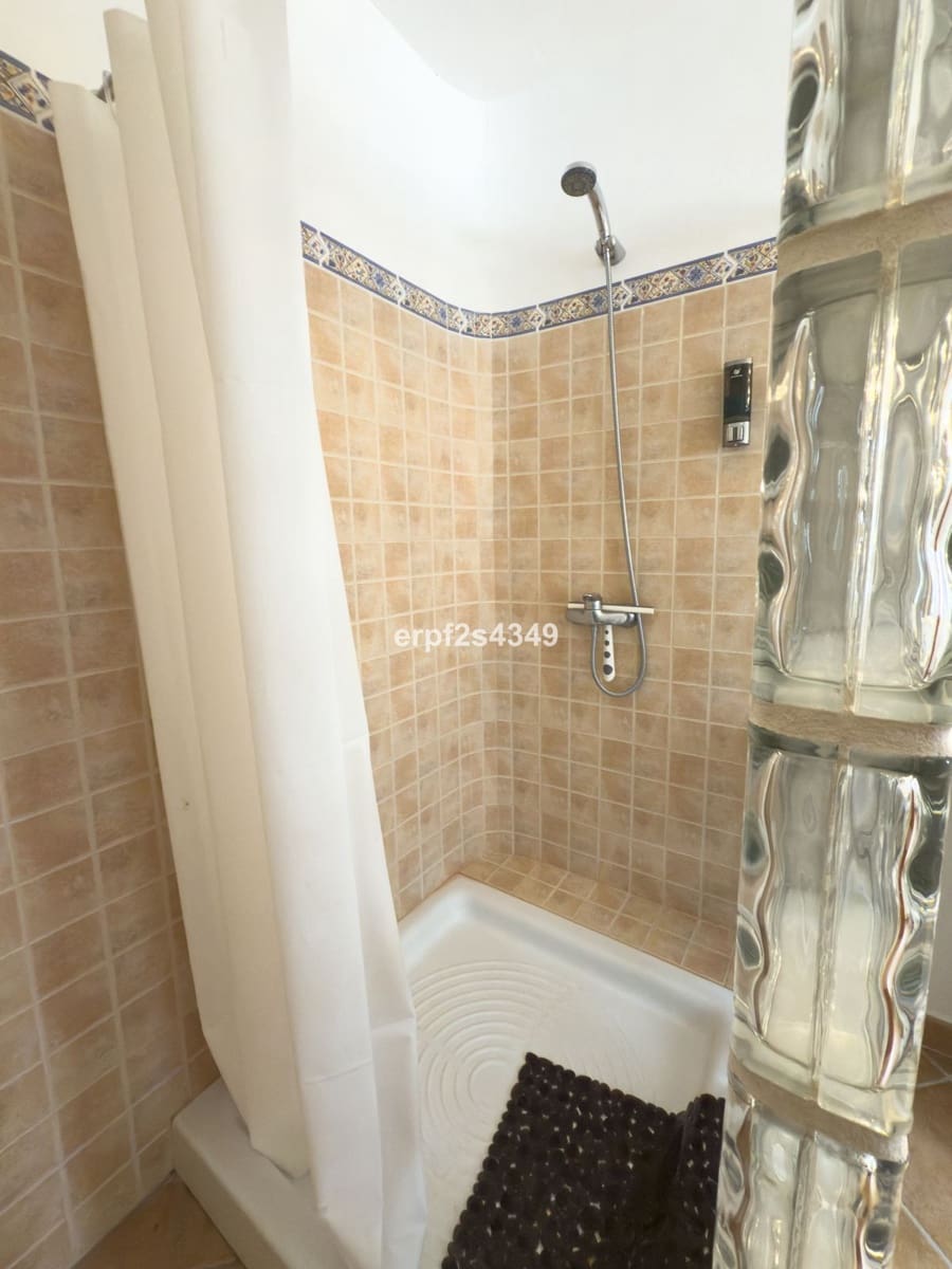 Casa de 6 habitaciones en Tolox en venta - 275.000 € (Ref: 8912150)