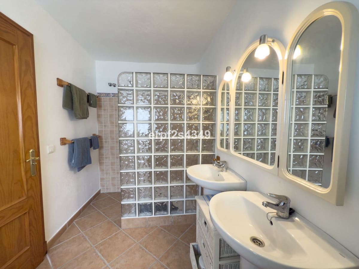 Casa de 6 habitaciones en Tolox en venta - 275.000 € (Ref: 8912150)