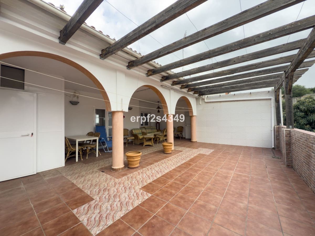 Casa de 6 habitaciones en Tolox en venta - 275.000 € (Ref: 8912150)