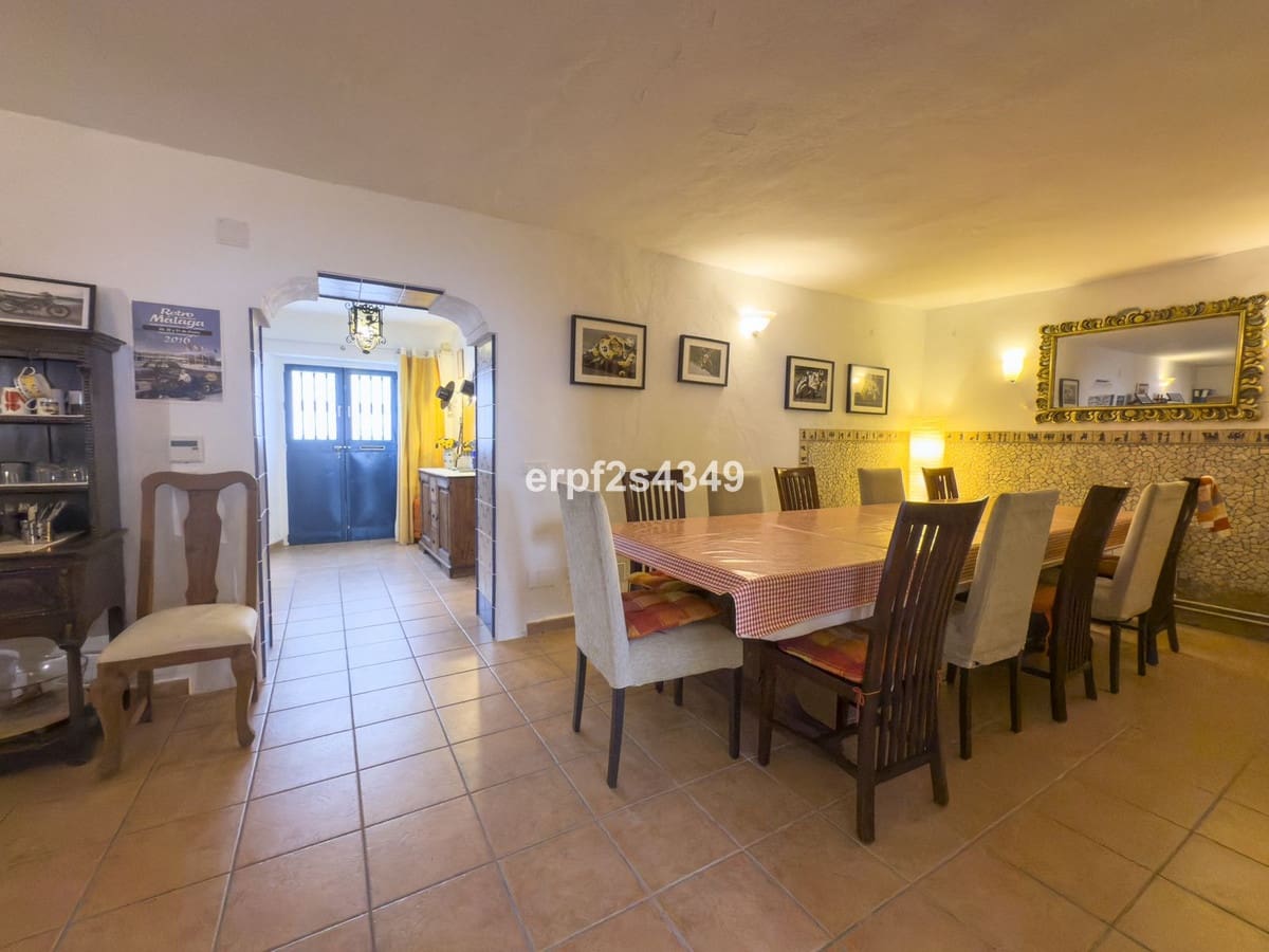 6 bedroom Townhouse for sale in Tolox - € 275,000 (Ref: 8912150)