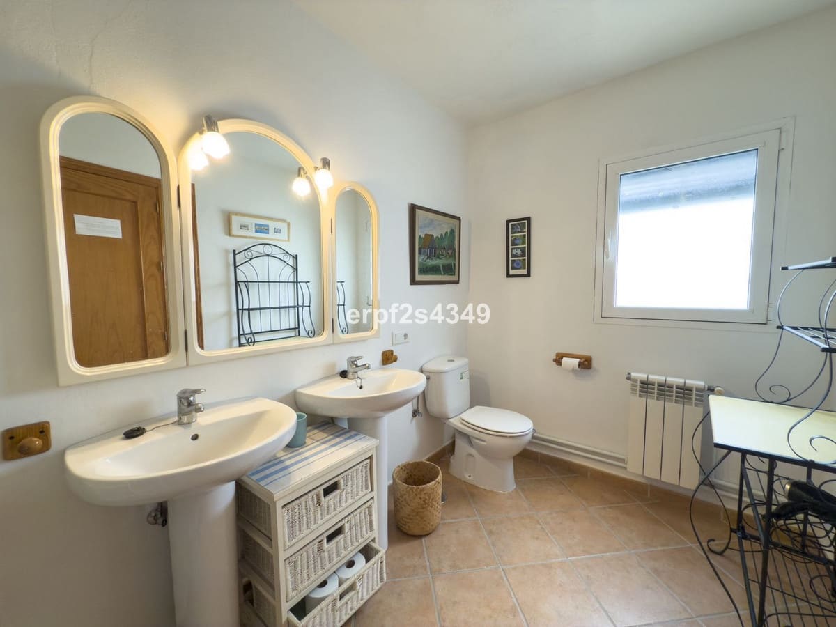 6 bedroom Townhouse for sale in Tolox - € 275,000 (Ref: 8912150)