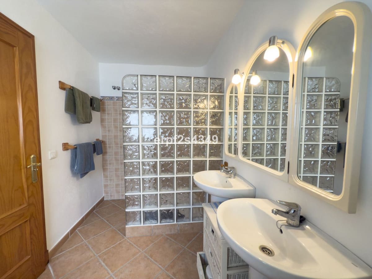 6 bedroom Townhouse for sale in Tolox - € 275,000 (Ref: 8912150)