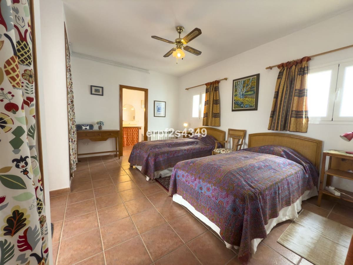 6 bedroom Townhouse for sale in Tolox - € 275,000 (Ref: 8912150)