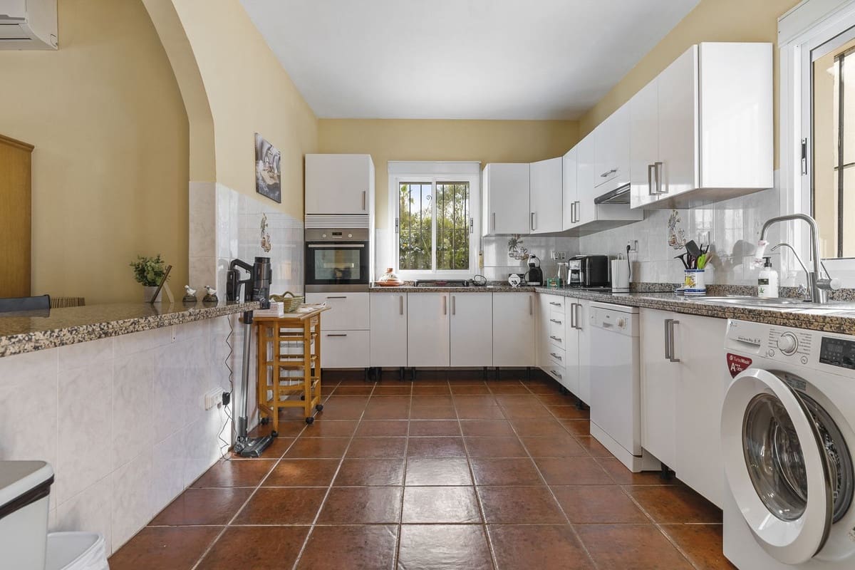 3 soveværelse Finca/Landehus til salg i Pizarra med swimmingpool garage - € 525.000 (Ref: 9050087)