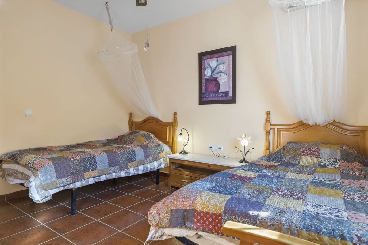 3 soveværelse Finca/Landehus til salg i Pizarra med swimmingpool garage - € 525.000 (Ref: 9050087)