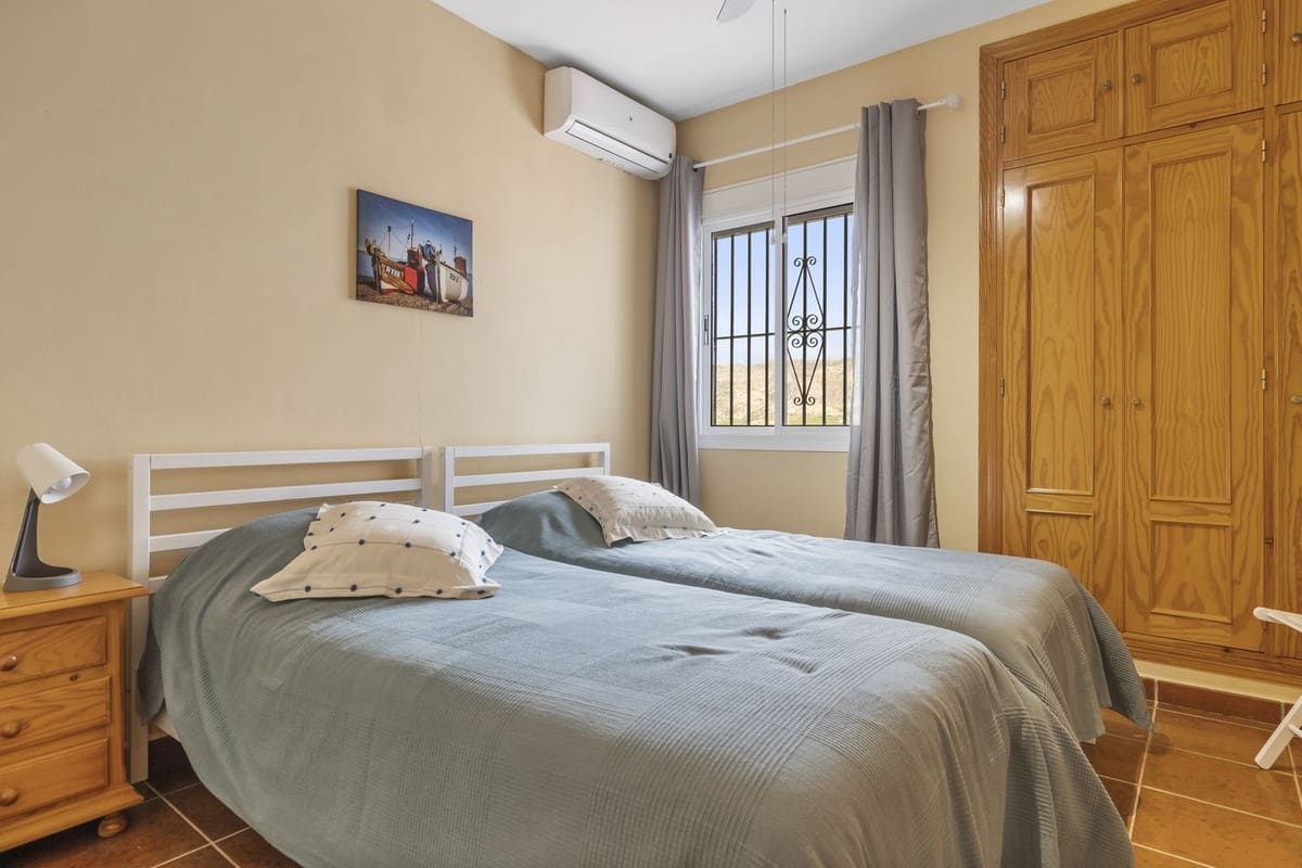 3 soveværelse Finca/Landehus til salg i Pizarra med swimmingpool garage - € 525.000 (Ref: 9050087)