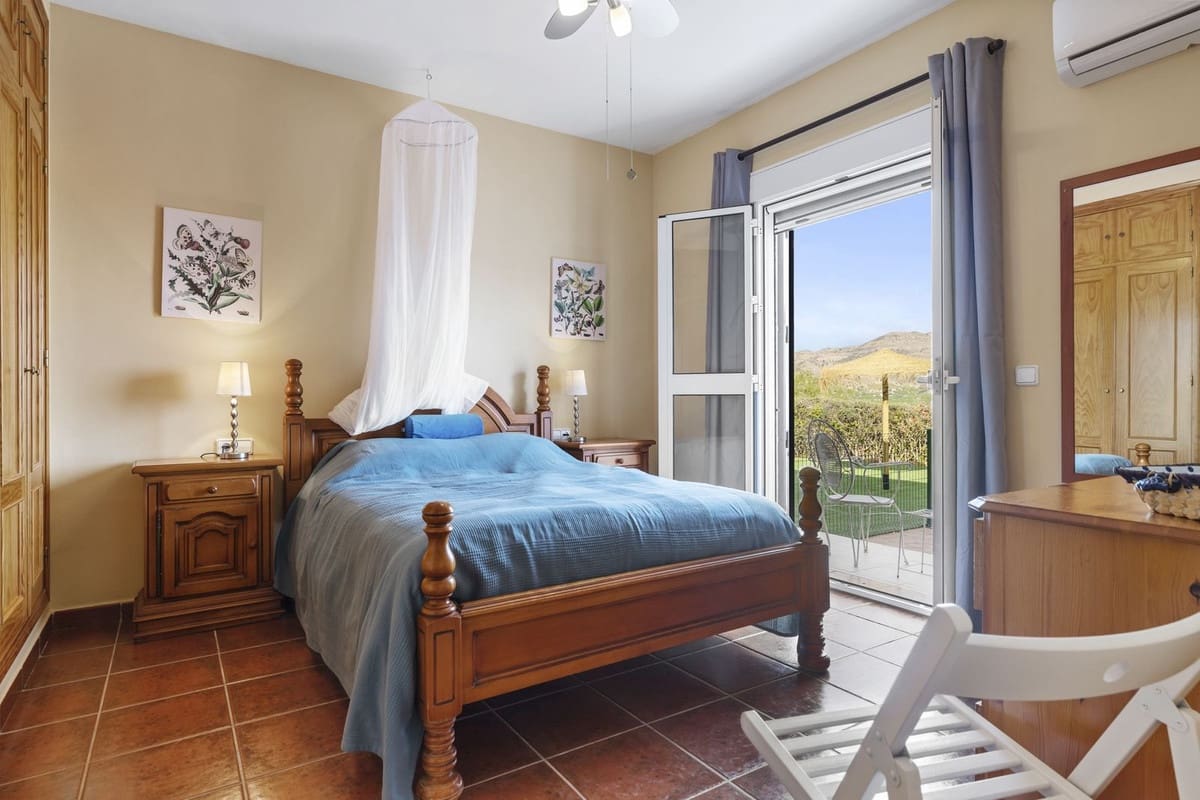 3 soveværelse Finca/Landehus til salg i Pizarra med swimmingpool garage - € 525.000 (Ref: 9050087)