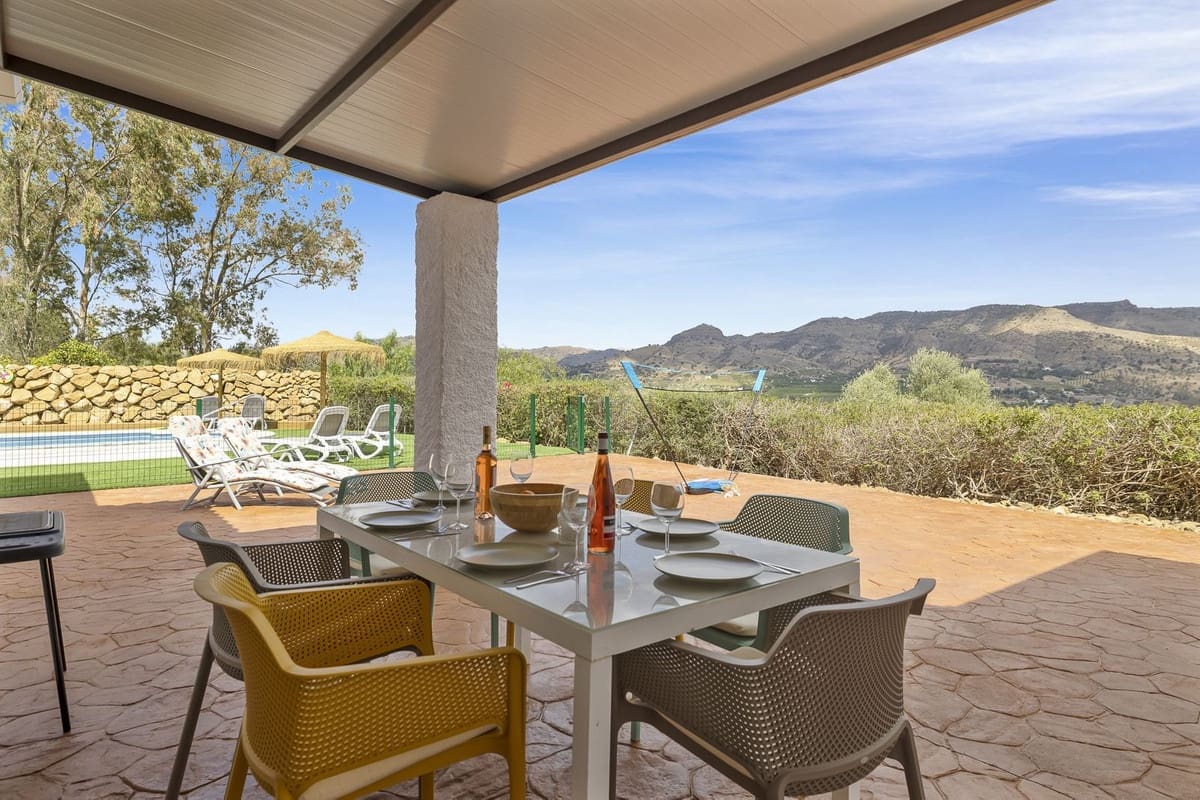 3 soveværelse Finca/Landehus til salg i Pizarra med swimmingpool garage - € 525.000 (Ref: 9050087)