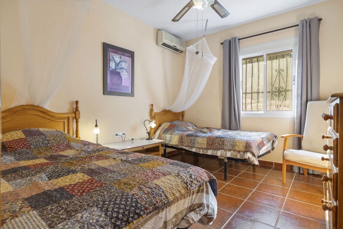 3 soveværelse Finca/Landehus til salg i Pizarra med swimmingpool garage - € 525.000 (Ref: 9050087)