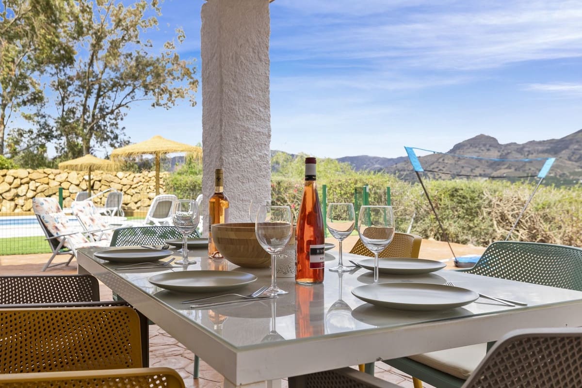 3 soveværelse Finca/Landehus til salg i Pizarra med swimmingpool garage - € 525.000 (Ref: 9050087)