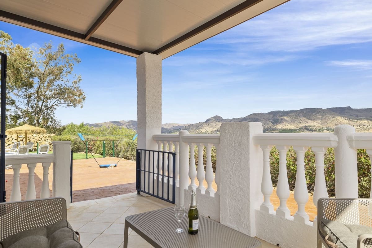 3 soveværelse Finca/Landehus til salg i Pizarra med swimmingpool garage - € 525.000 (Ref: 9050087)