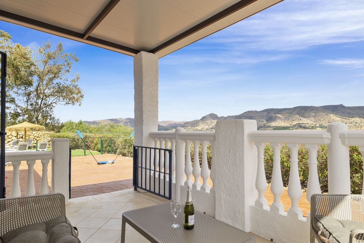 3 soveværelse Finca/Landehus til salg i Pizarra med swimmingpool garage - € 525.000 (Ref: 9050087)