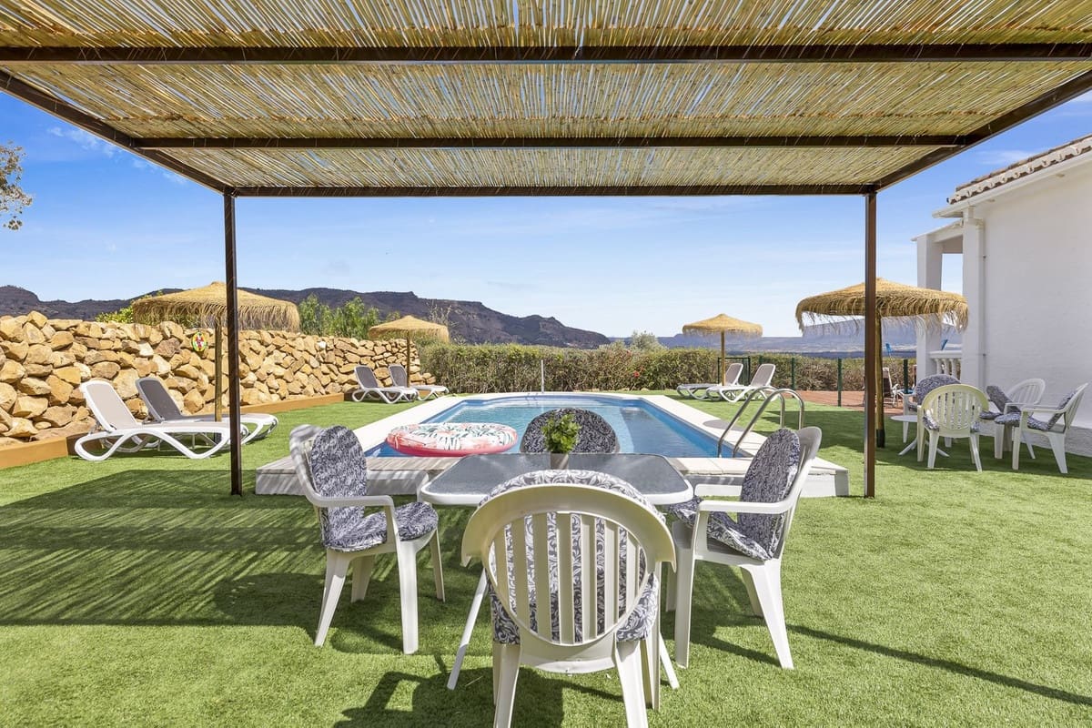 3 soveværelse Finca/Landehus til salg i Pizarra med swimmingpool garage - € 525.000 (Ref: 9050087)