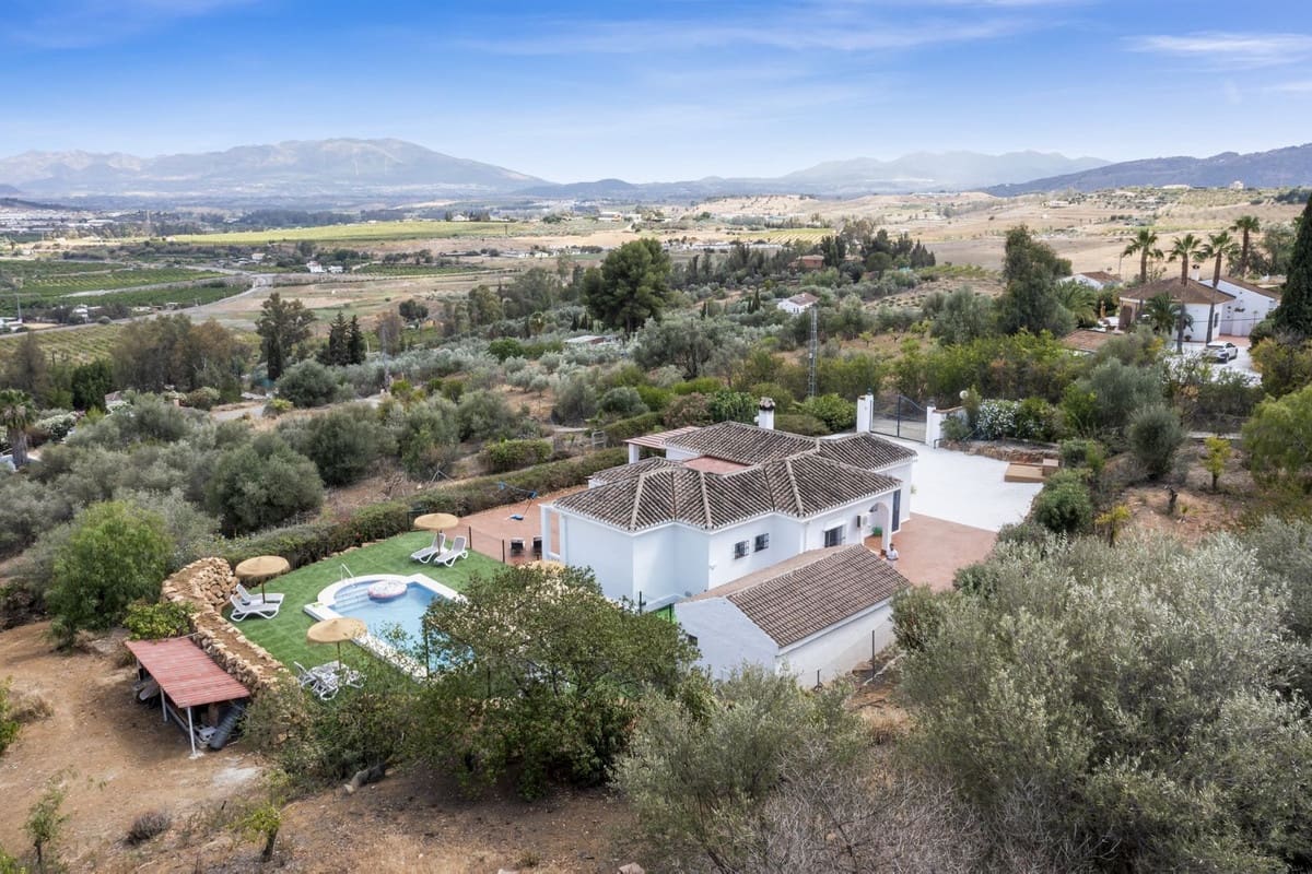 3 soveværelse Finca/Landehus til salg i Pizarra med swimmingpool garage - € 525.000 (Ref: 9050087)