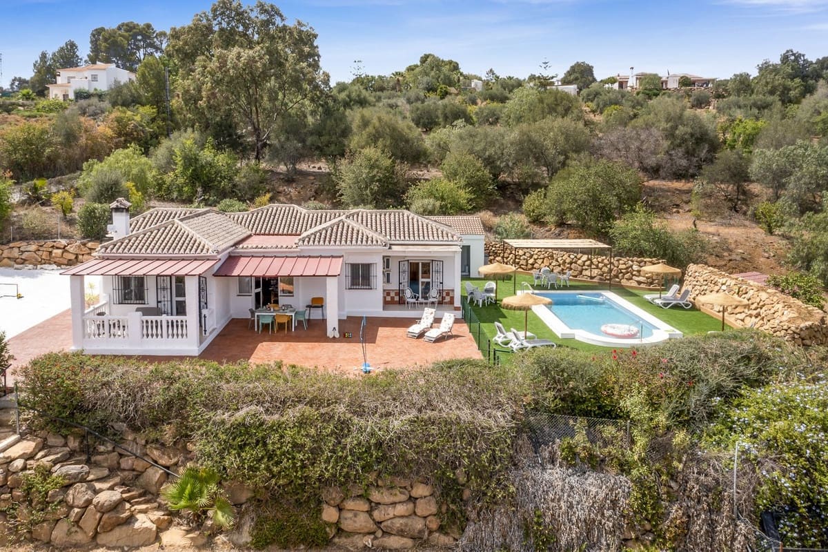 3 soveværelse Finca/Landehus til salg i Pizarra med swimmingpool garage - € 525.000 (Ref: 9050087)