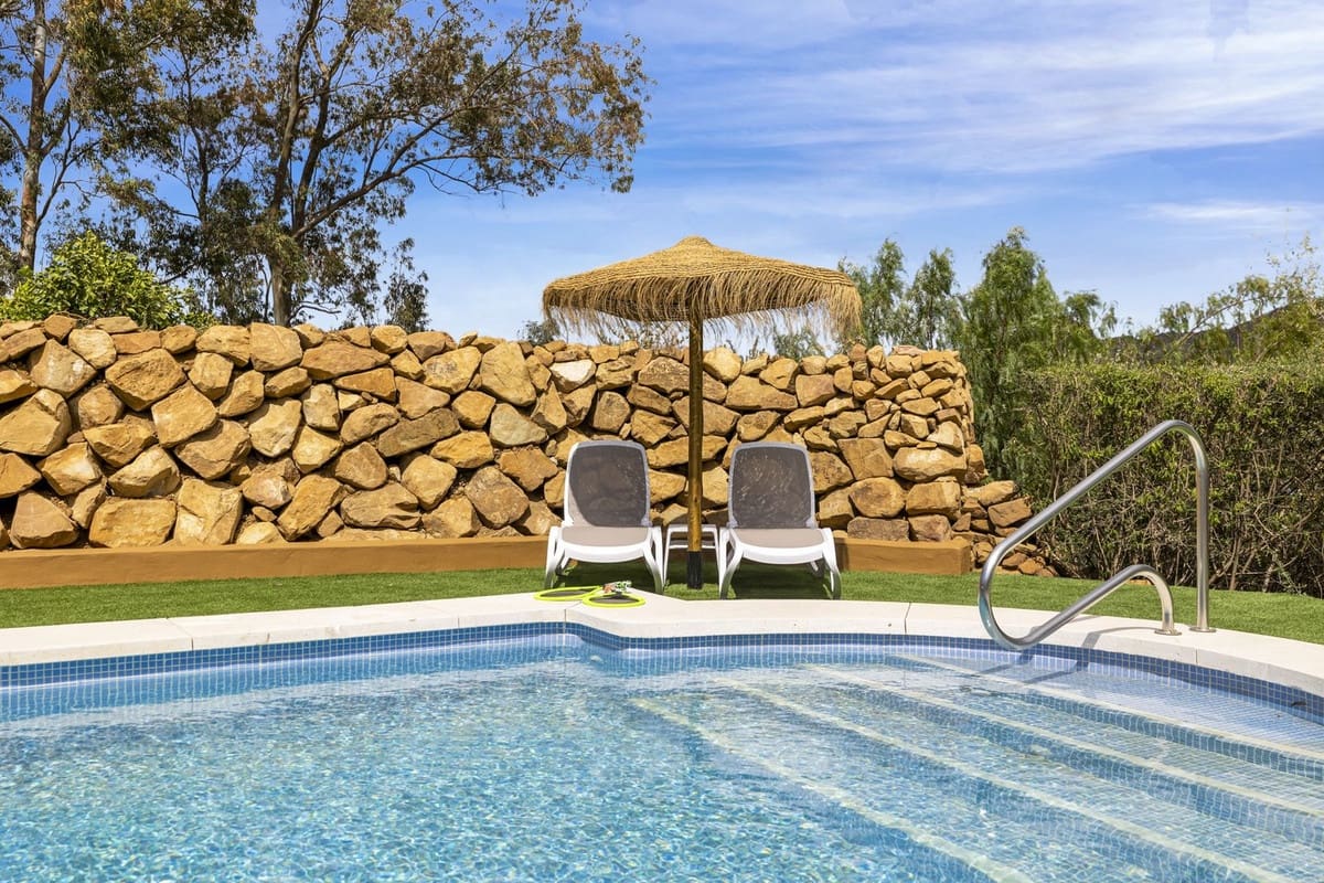 3 soveværelse Finca/Landehus til salg i Pizarra med swimmingpool garage - € 525.000 (Ref: 9050087)