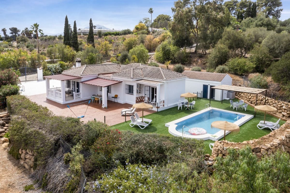 3 soveværelse Finca/Landehus til salg i Pizarra med swimmingpool garage - € 525.000 (Ref: 9050087)