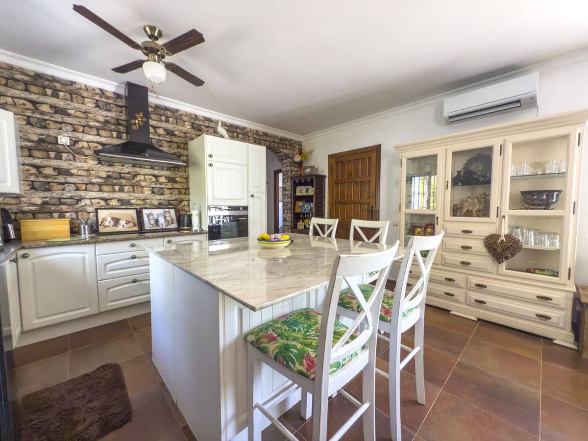 3 soveværelse Finca/Landehus til salg i Tolox med swimmingpool garage - € 375.000 (Ref: 9095795)