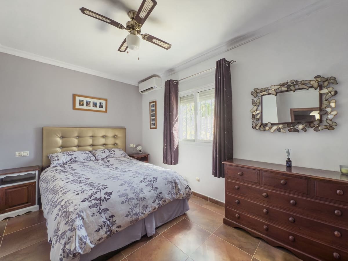 3 soveværelse Finca/Landehus til salg i Tolox med swimmingpool garage - € 375.000 (Ref: 9095795)