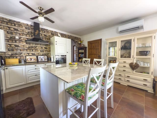 3 soverom Finca/Herregård til salgs i Tolox med svømmebasseng garasje - € 375 000 (Ref: 9095795)