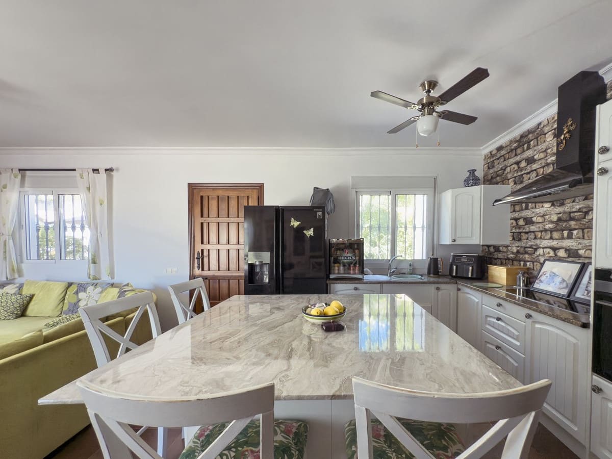 3 soveværelse Finca/Landehus til salg i Tolox med swimmingpool garage - € 375.000 (Ref: 9095795)