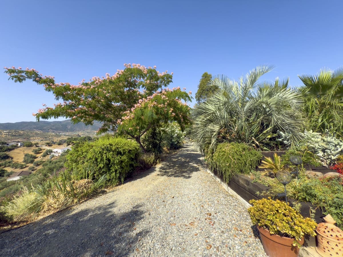 3 soveværelse Finca/Landehus til salg i Tolox med swimmingpool garage - € 375.000 (Ref: 9095795)