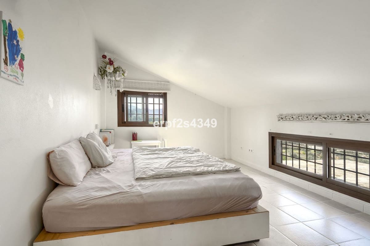 3 bedroom Villa for sale in Coin with garage - € 599,000 (Ref: 9500346)