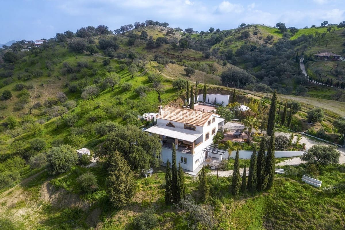 3 bedroom Villa for sale in Coin with garage - € 599,000 (Ref: 9500346)