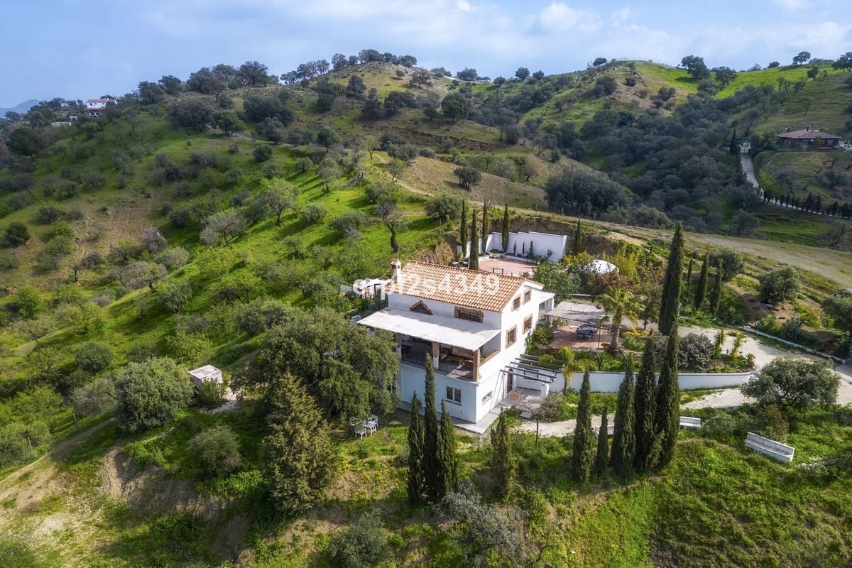 3 bedroom Villa for sale in Coin with garage - € 599,000 (Ref: 9500346)