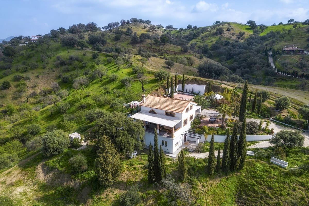 3 bedroom Villa for sale in Coin with garage - € 599,000 (Ref: 9500346)