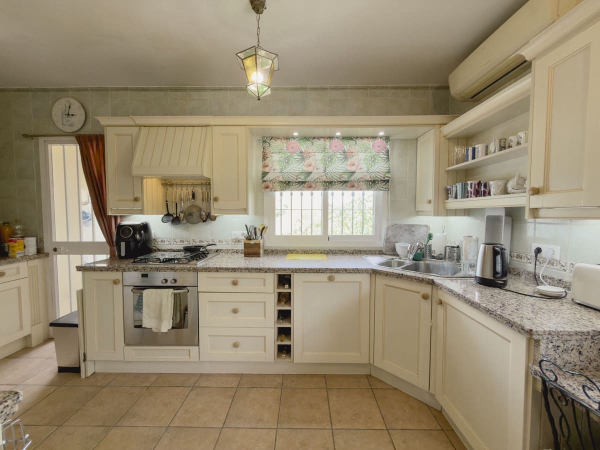4 bedroom Villa for sale in Coin with pool garage - € 645,000 (Ref: 9968907)