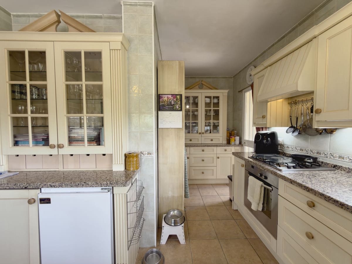 4 bedroom Villa for sale in Coin with pool garage - € 645,000 (Ref: 9968907)