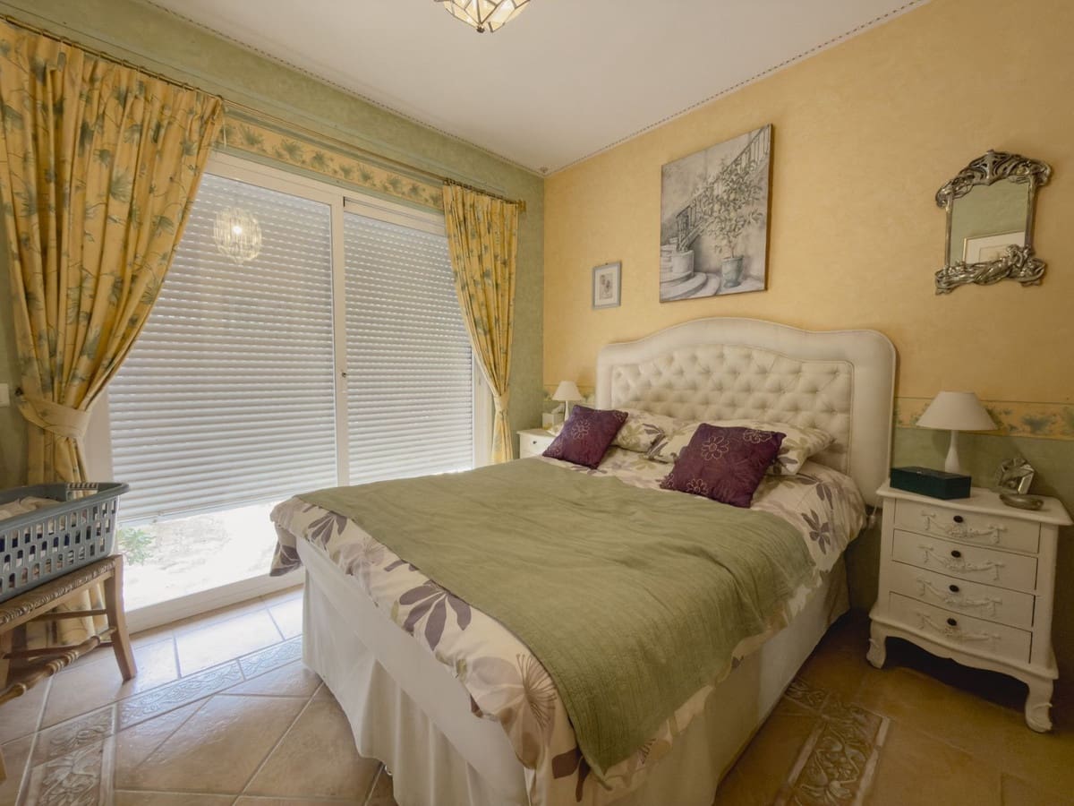 4 bedroom Villa for sale in Coin with pool garage - € 645,000 (Ref: 9968907)