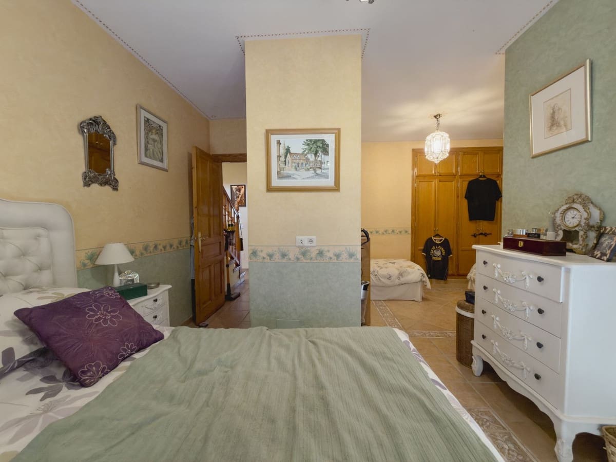 4 bedroom Villa for sale in Coin with pool garage - € 645,000 (Ref: 9968907)