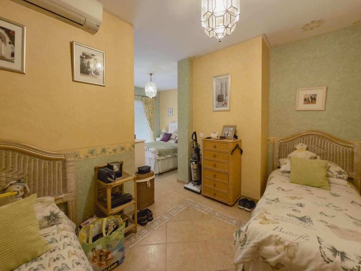 4 bedroom Villa for sale in Coin with pool garage - € 645,000 (Ref: 9968907)