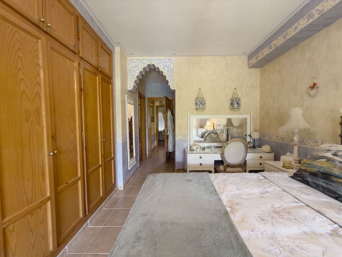 4 bedroom Villa for sale in Coin with pool garage - € 645,000 (Ref: 9968907)
