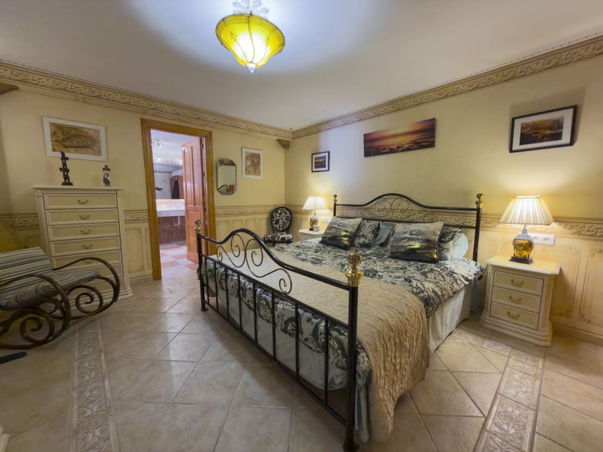 4 bedroom Villa for sale in Coin with pool garage - € 645,000 (Ref: 9968907)