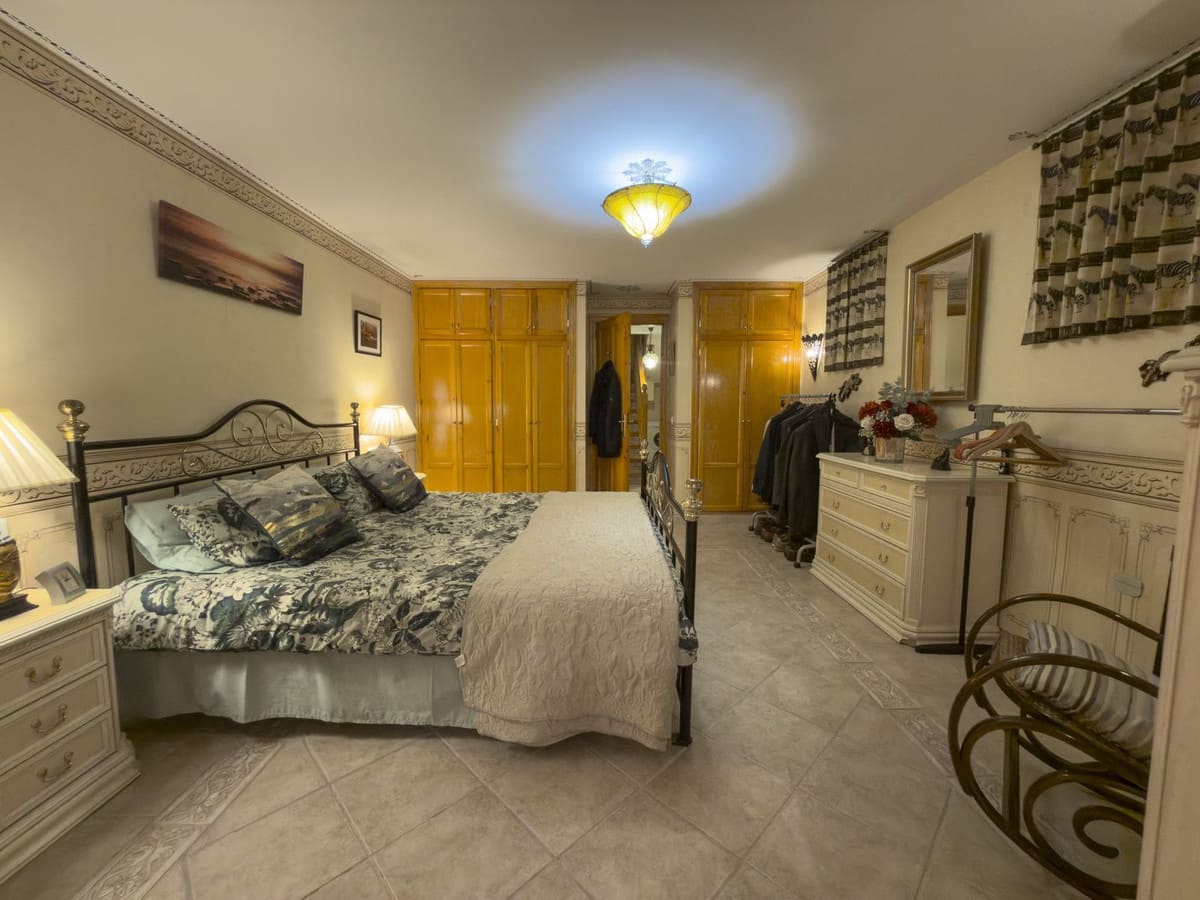 4 bedroom Villa for sale in Coin with pool garage - € 645,000 (Ref: 9968907)