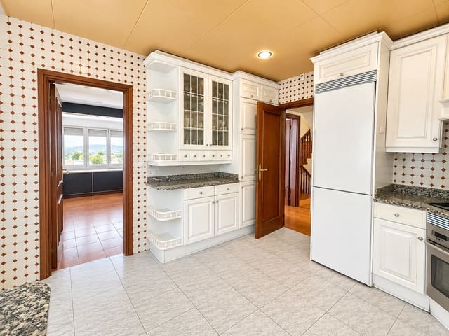Casa de 4 habitaciones en Canet de Mar en venta con piscina garaje - 800.000 € (Ref: 10110427)