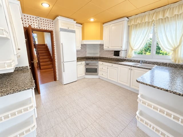 Casa de 4 habitaciones en Canet de Mar en venta con piscina garaje - 800.000 € (Ref: 10110427)