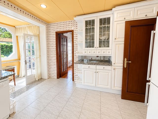 Casa de 4 habitaciones en Canet de Mar en venta con piscina garaje - 800.000 € (Ref: 10110427)