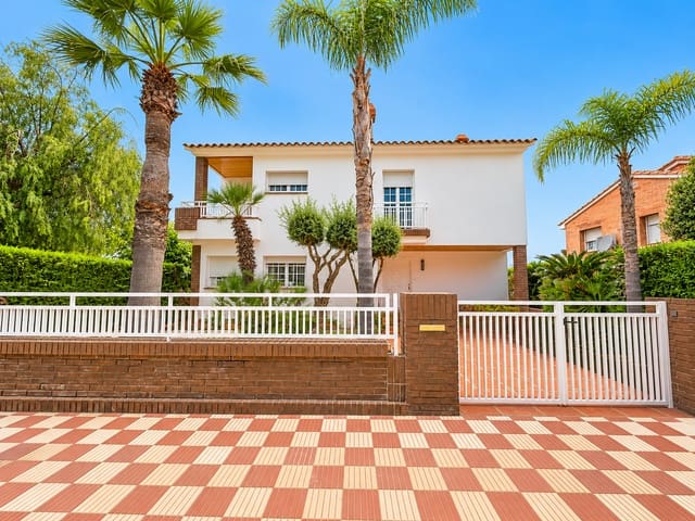 4 chambre Maison de Ville à vendre à Canet de Mar avec piscine garage - 800 000 € (Ref: 10110427)