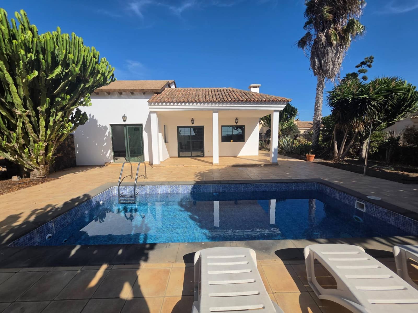 3 bedroom Villa for sale in La Oliva with pool - € 460,000 (Ref: 10159633)