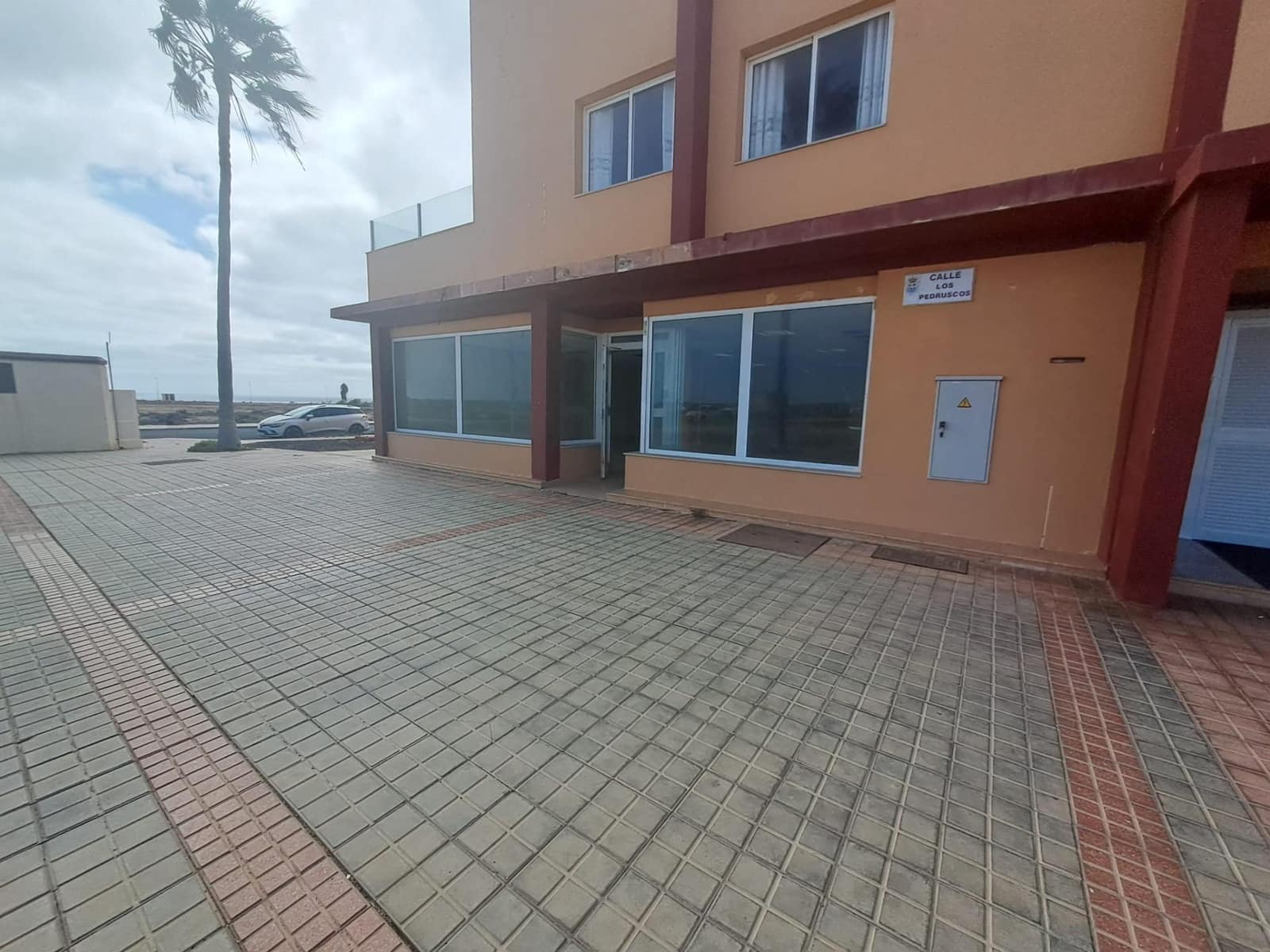 Commercial for sale in Parque Holandes - € 89,900 (Ref: 8523038)