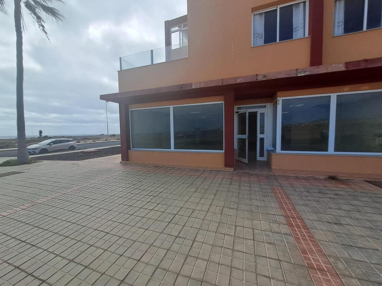 Commercial for sale in Parque Holandes - € 89,900 (Ref: 8523038)