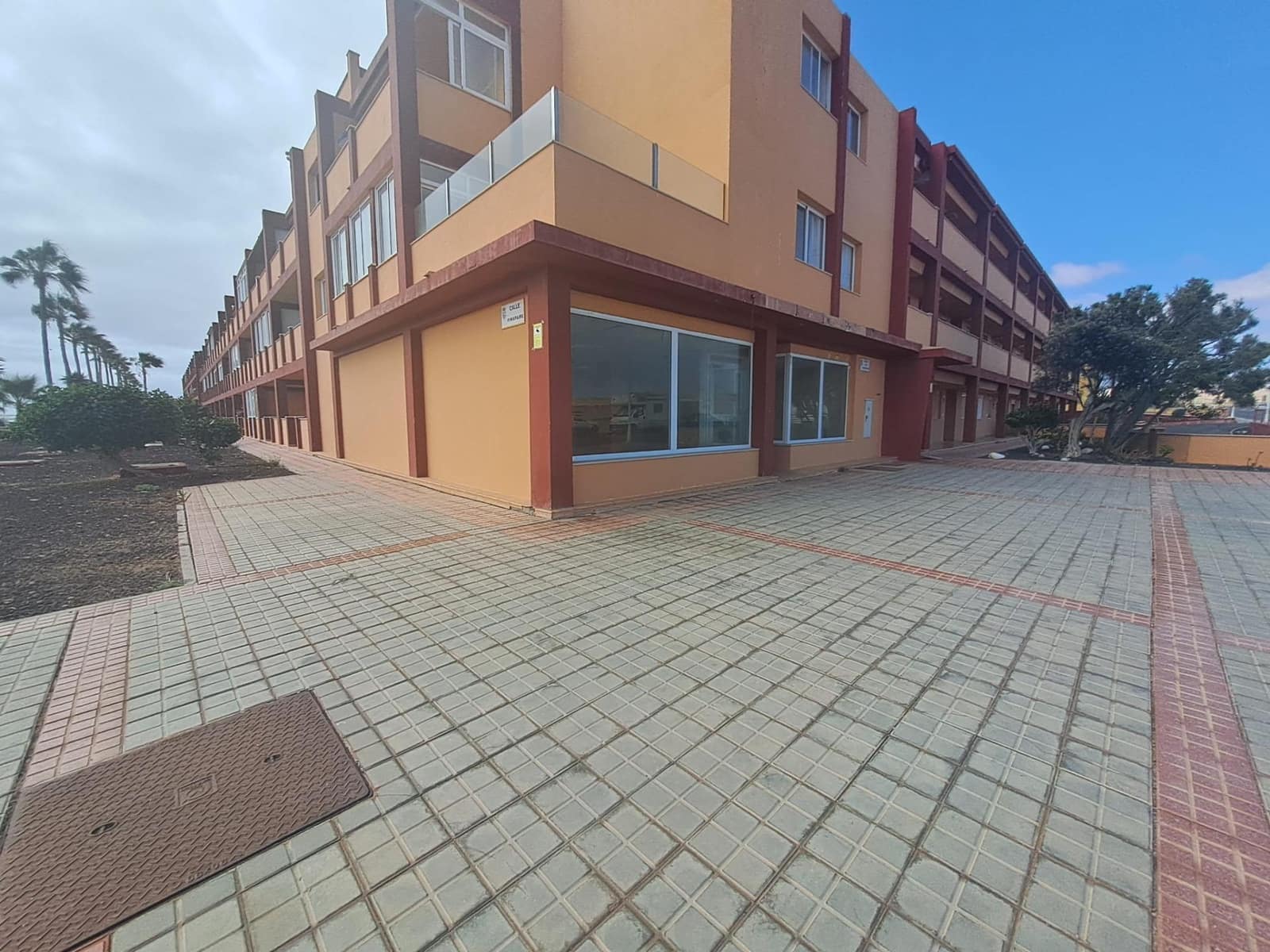 Commercial for sale in Parque Holandes - € 89,900 (Ref: 8523038)