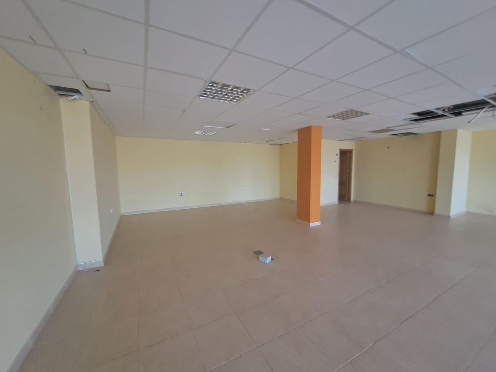 Commercial for sale in Parque Holandes - € 89,900 (Ref: 8523038)