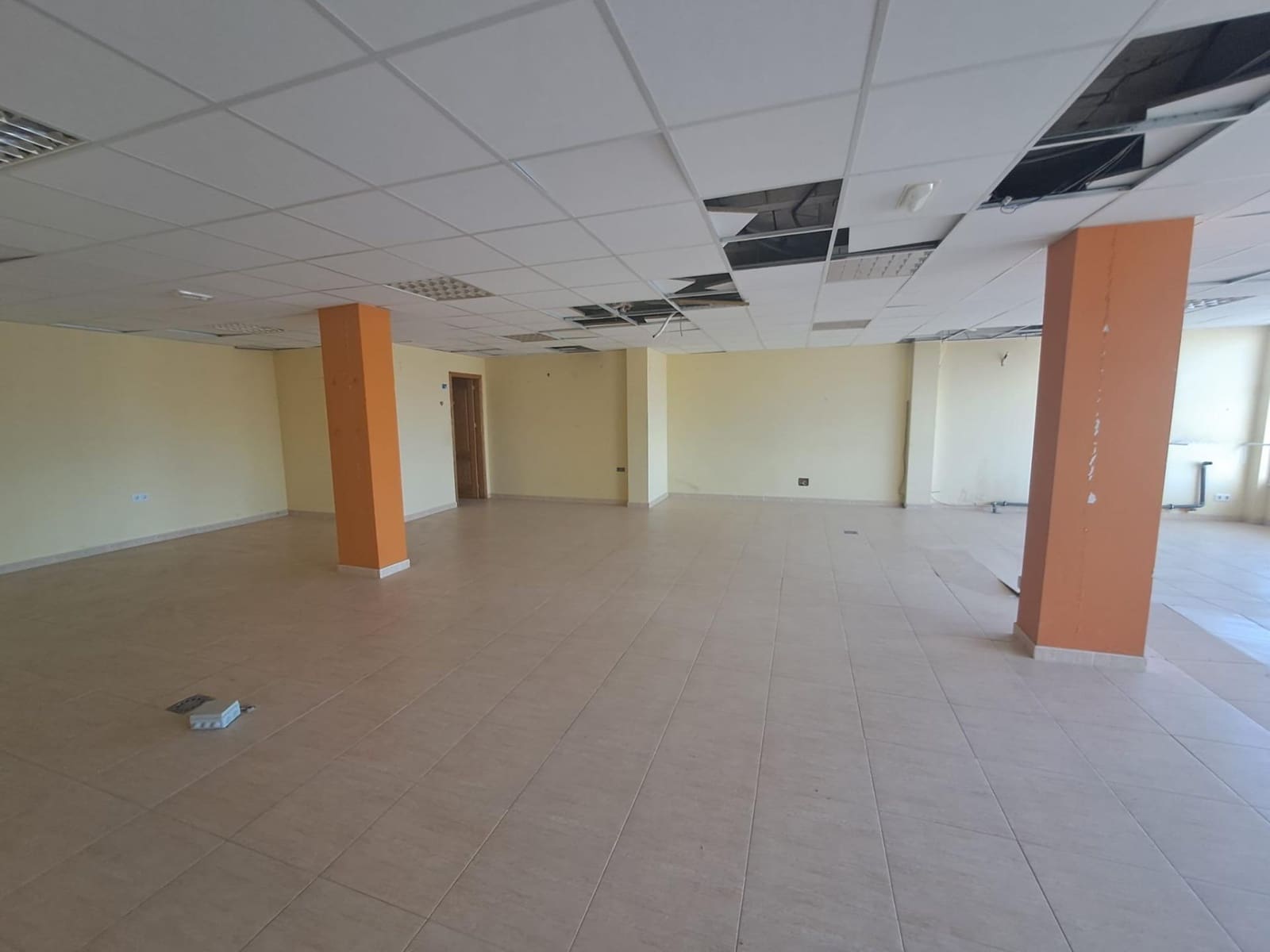 Commercial for sale in Parque Holandes - € 89,900 (Ref: 8523038)