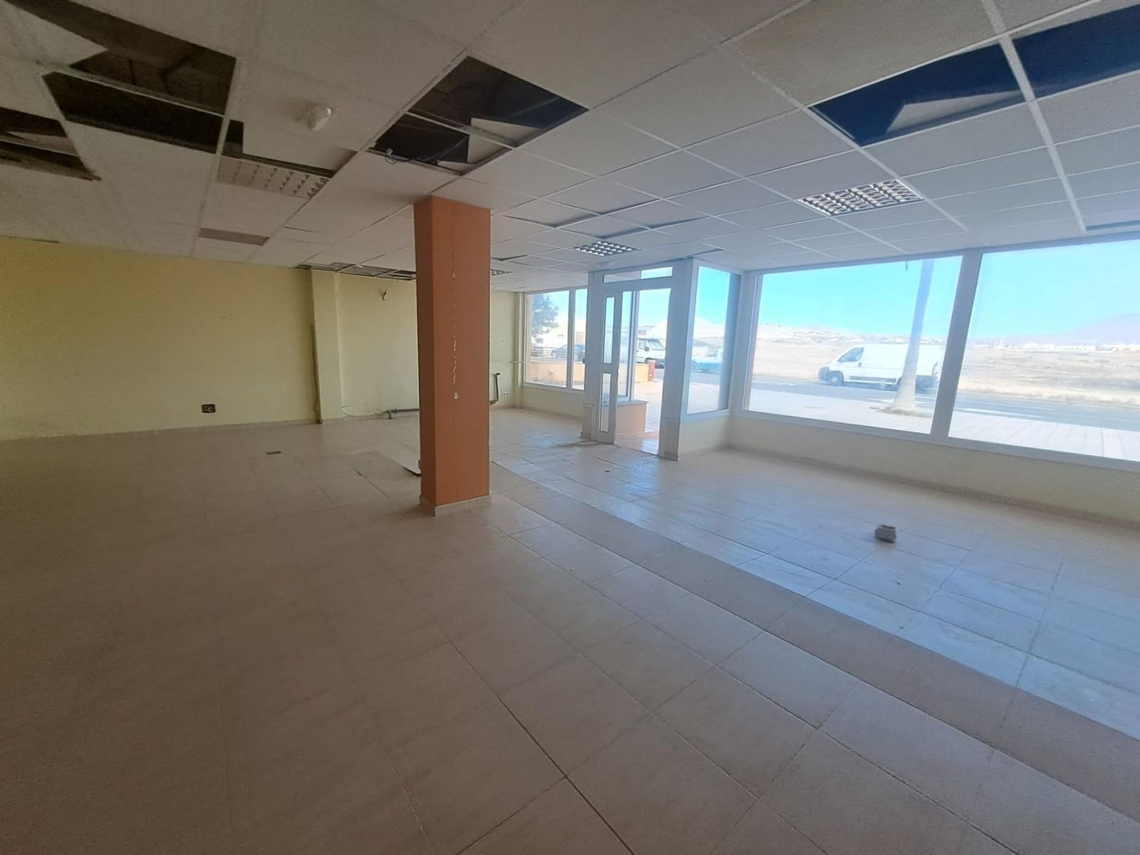 Commercial for sale in Parque Holandes - € 89,900 (Ref: 8523038)